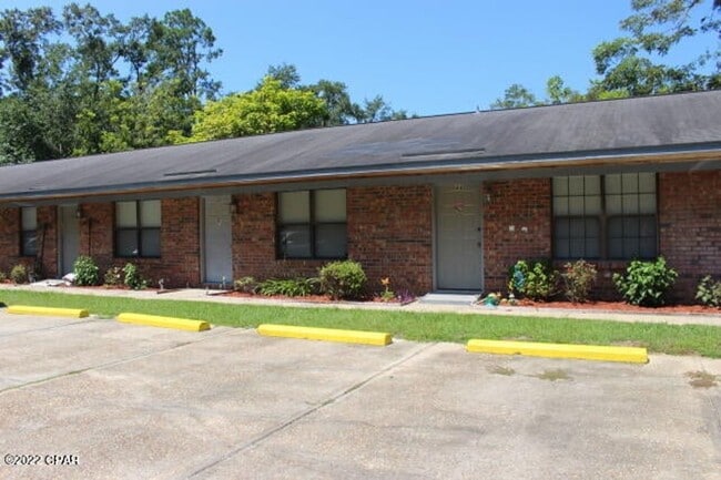 Building Photo - 1/1 Apartment in Chipley with Water, Sewer, Garbage, & Lawn Maintenance Included!