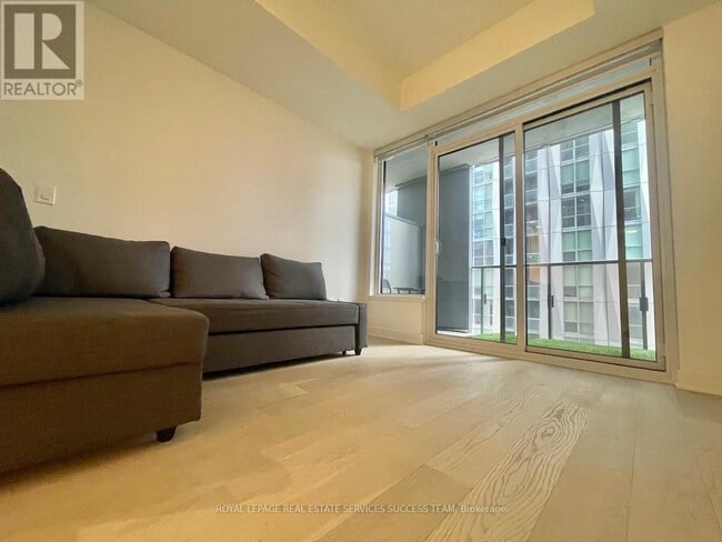 Building Photo - 11 Yorkville Ave