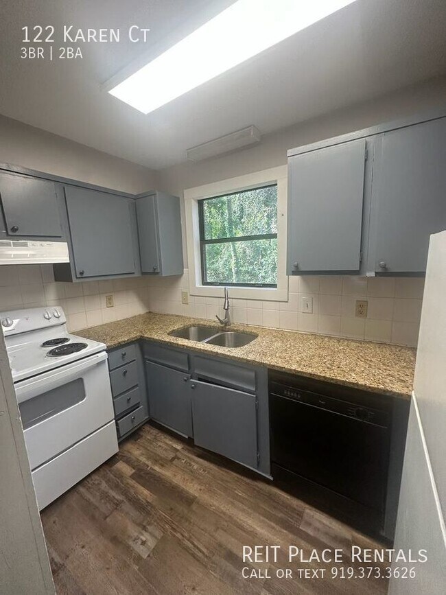Building Photo - 3 Bed 2 Bath in a 2 story unit near Crossr...