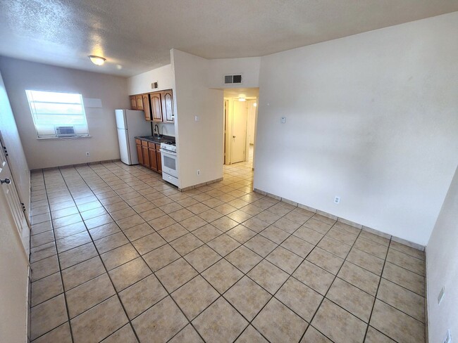Building Photo - 305 N Almendra St