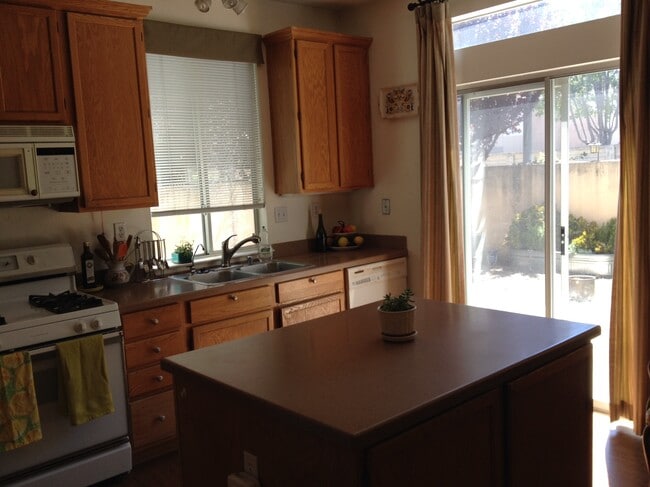 Building Photo - 214 Holland Cir