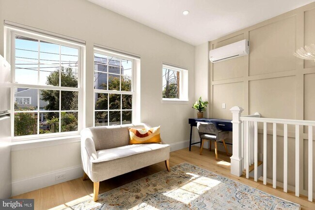 Foto del edificio - Private Georgetown Living!
