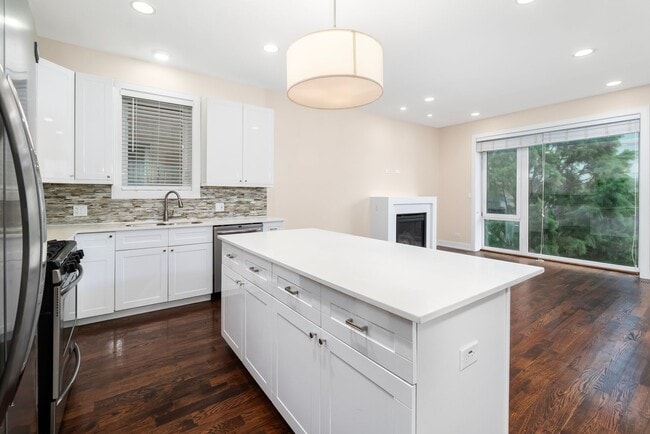 Photo - 3514 N Sacramento Ave Apartment