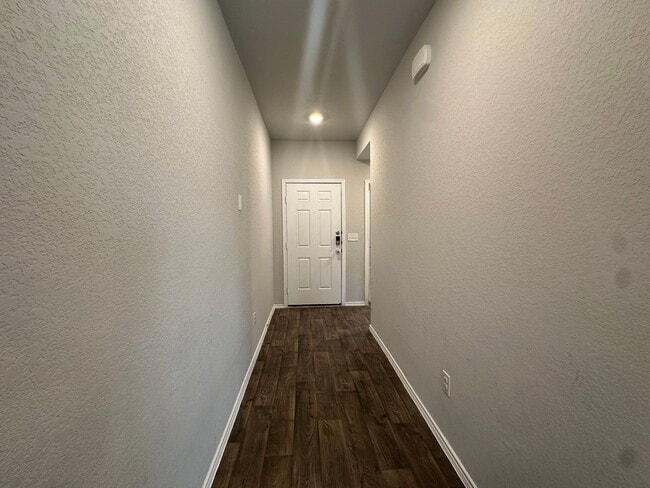 Building Photo - Classic Three Bedroom Two Bath Home in a G...