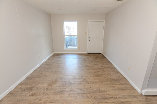 Foto del edificio - 1665 Northwood St