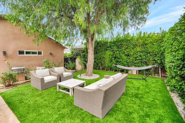 Foto del edificio - 17946 Valley Vista Blvd