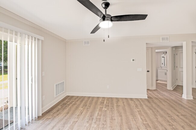 Foto del edificio - Village Green Apartment Homes
