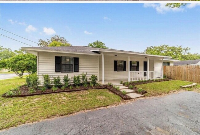 Building Photo - 3-Bedroom 2 Bath Home with Modern Finishes and Fenced Yard in Central Ocala!