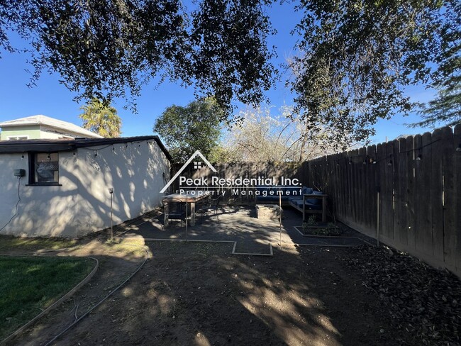 Foto del edificio - Nicely Updated 2bd/1ba House With Large Yard!