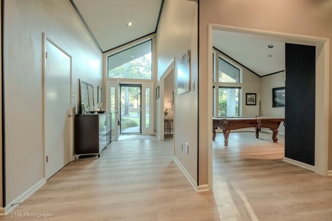 Foto del edificio - Beautiful Open Plan Modern single level home in Gated Long Lake Estates