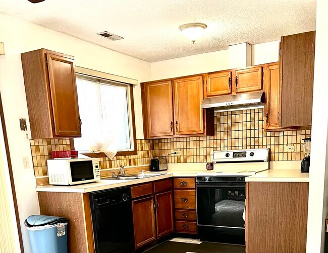 Building Photo - 16 Stonefield Dr