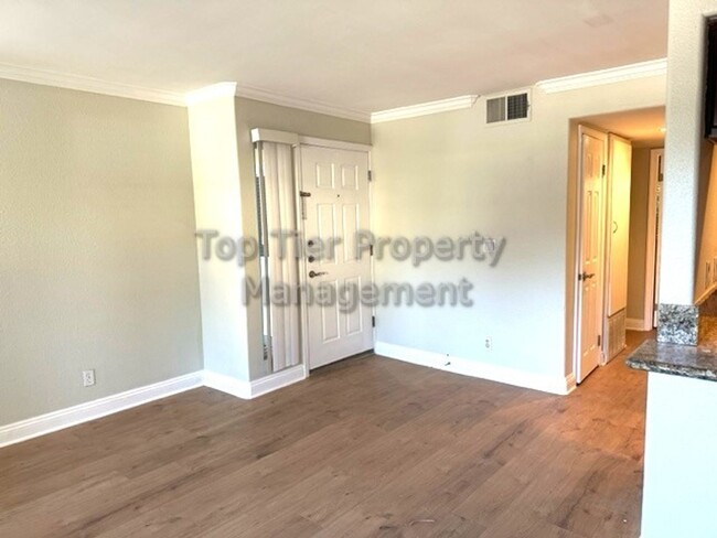 Building Photo - **Remodeled 2 bed / 2 bath Condo in Privat...