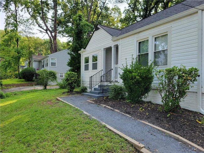Building Photo - 3044 Sylvan Rd