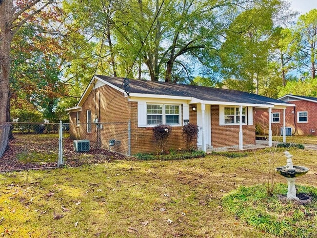 Building Photo - Charming 3-Bedroom Home with Cozy Living Spaces!