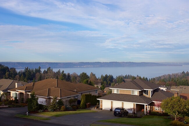 Foto del edificio - Custom View Home 3+ Bedrooms NE Tacoma