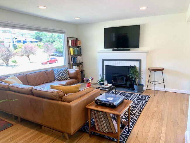 Foto del edificio - Come home to this 3 bedroom, 1.75 bath in ...