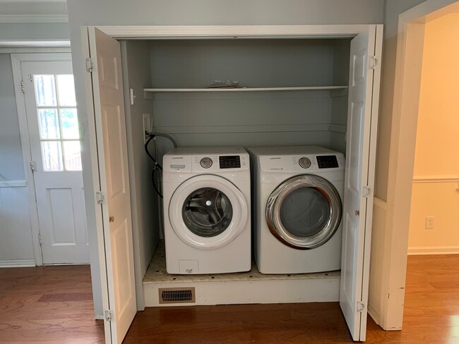 Building Photo - 207 McLeod Dr