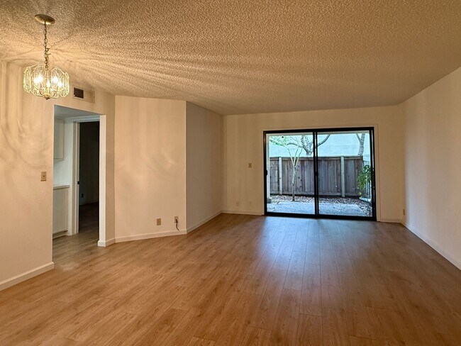 Building Photo - Must See This Updated 2 Bedroom, 1 Bathroom Condo in San Jose!