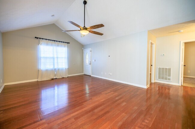 Foto del edificio - Renovated Home, Minutes from Germantown & ...