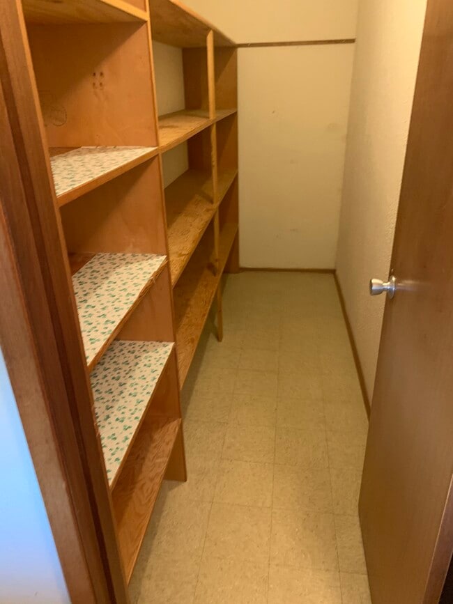 Building Photo - Somerset LLC