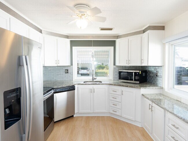 Foto del edificio - Venice Isle Double-wide 2/2 Unfurnished Home for year round living close to the beach.  Resident ...
