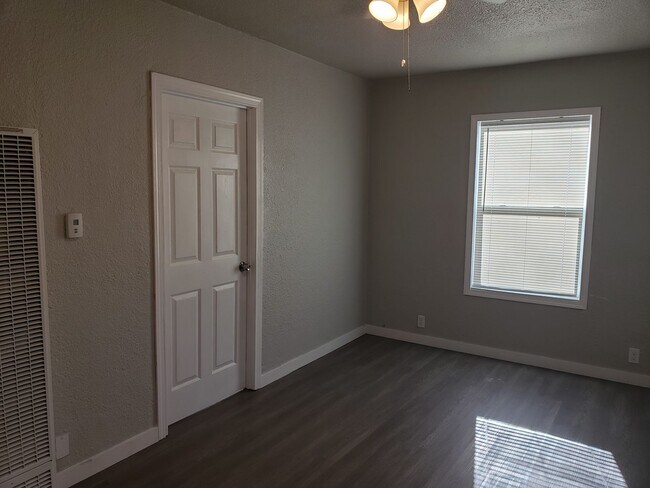 Foto del edificio - One Bedroom Cottage off of Eureka Way - Recently Remodeled