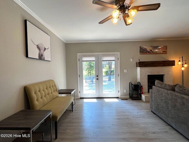Foto del edificio - 8879 Cliffdale Rd