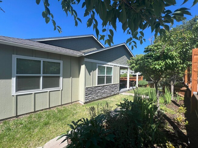 Foto del edificio - Newer Three bed, 2.5 bath Ashland Home | Available February!