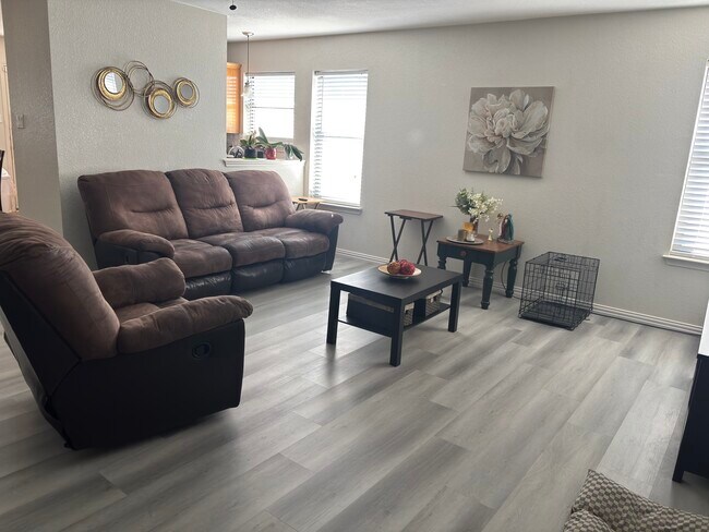 Foto del edificio - 1103 Travis Cir