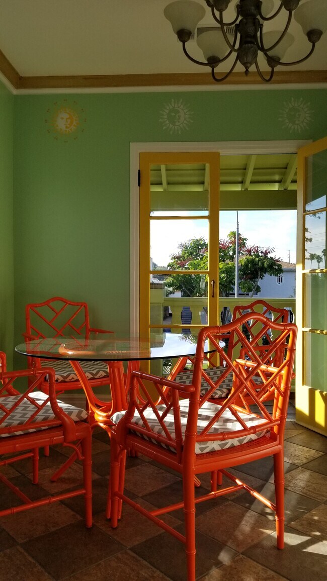 Foto del edificio - 1350 S Cloverdale Ave