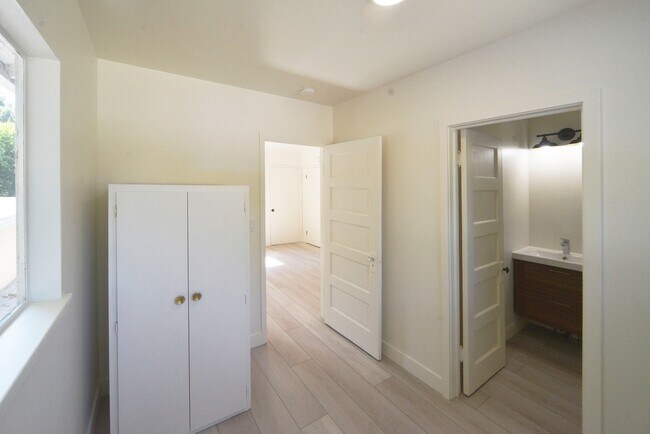 Building Photo - Triplex Rear Units