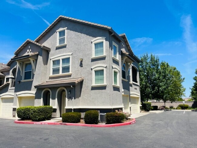 Foto del edificio - Beautiful Tri-Level Condominium in Gated Elk Grove Community!