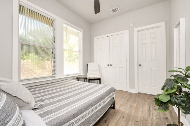 Foto del edificio - 1326 Hussion St