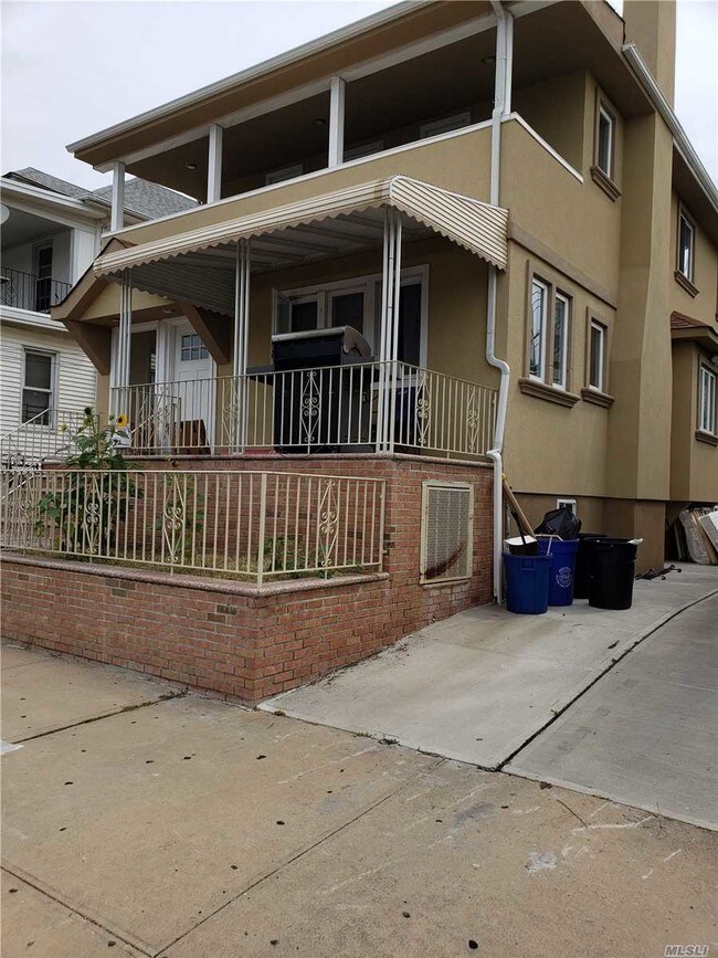 Foto del edificio - 414 Laurelton Blvd