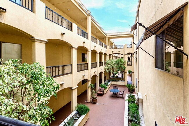 Foto del edificio - 5037 Rosewood Ave