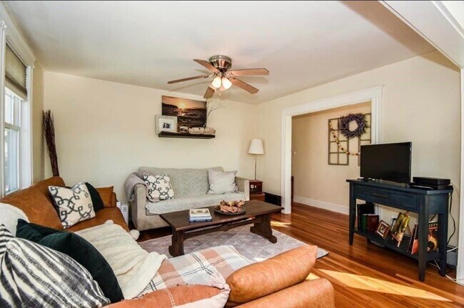 Living room - 100 Walnut St