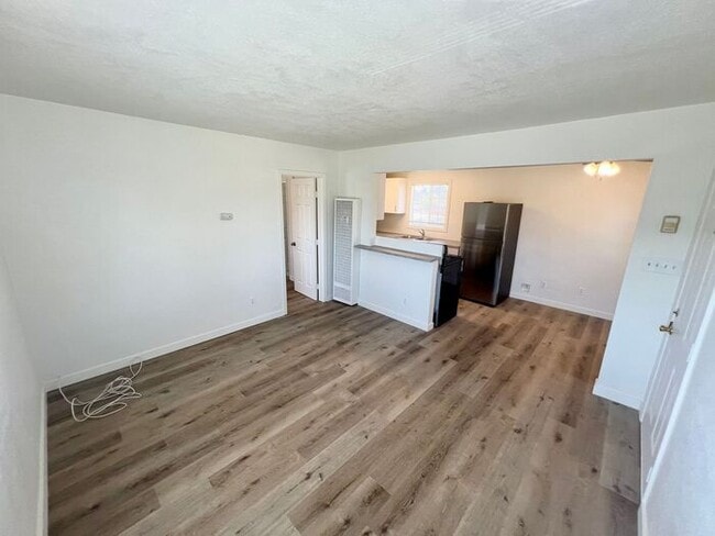 Building Photo - Upgraded 1 Bed / 1 Bath Upstairs Unit in L...