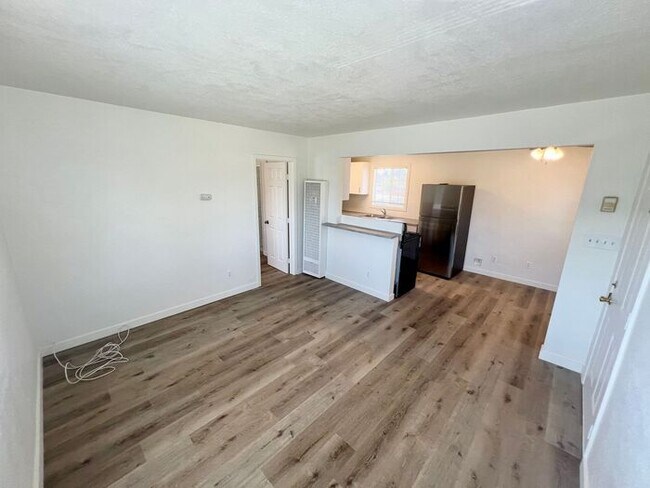 Foto del edificio - Upgraded 1 Bed / 1 Bath Upstairs Unit in L...