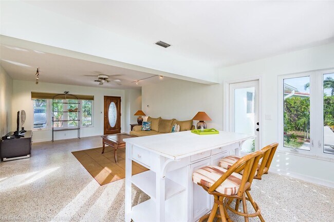 Building Photo - 2 br, 2 bath House - 916 SE 13th Ct