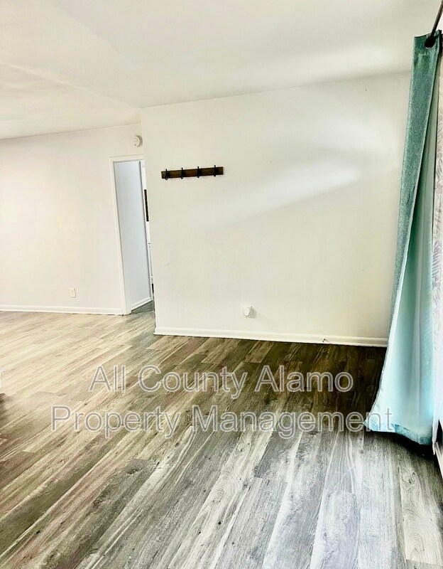 Foto del edificio - 4923 Creekmoor Dr