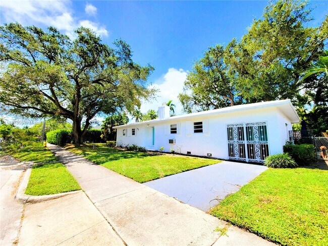 Foto del edificio - 828 NE 76th St
