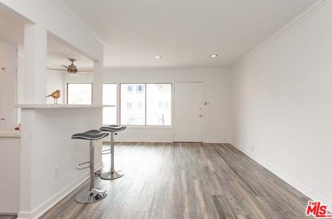 Building Photo - 6 7th Pl