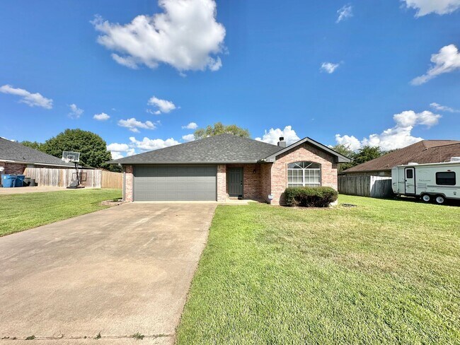 Building Photo - Discover the charm of this 3 bed 2 bath exquisite home!
