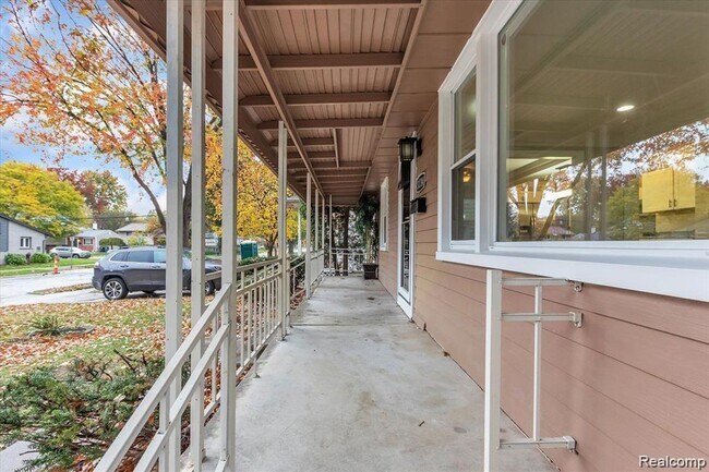 Building Photo - Elegance Turn-Key 3BR/3BA Home Steps from Beaumont – Fully Updated & Ideally Located