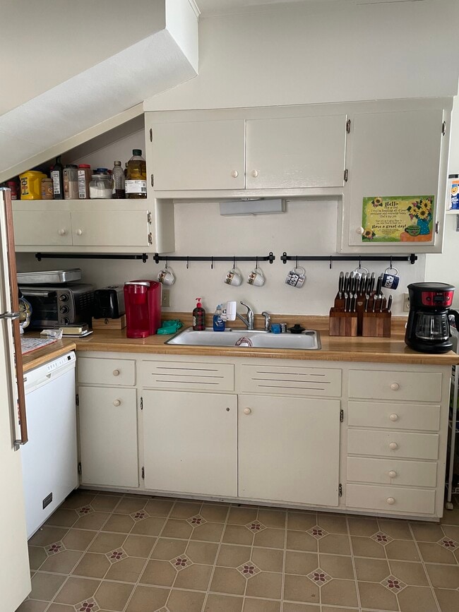 Kitchen - 2102 E Beverly Rd
