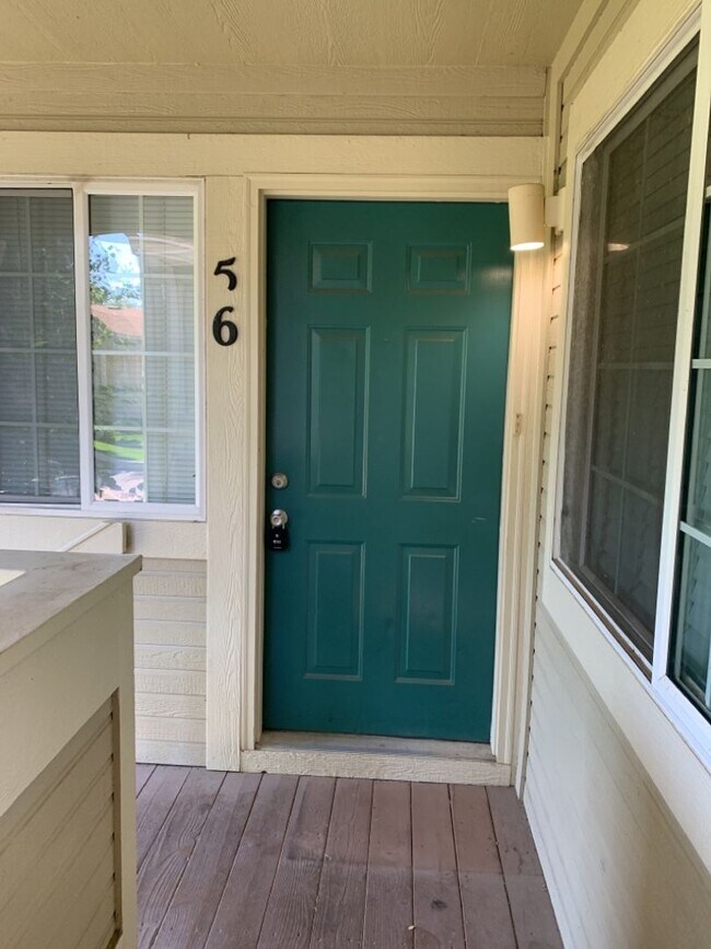 Foto del edificio - STUDENTS WELCOME! Remodeled 2 Bedroom 2 Bathroom Second-Floor Condo