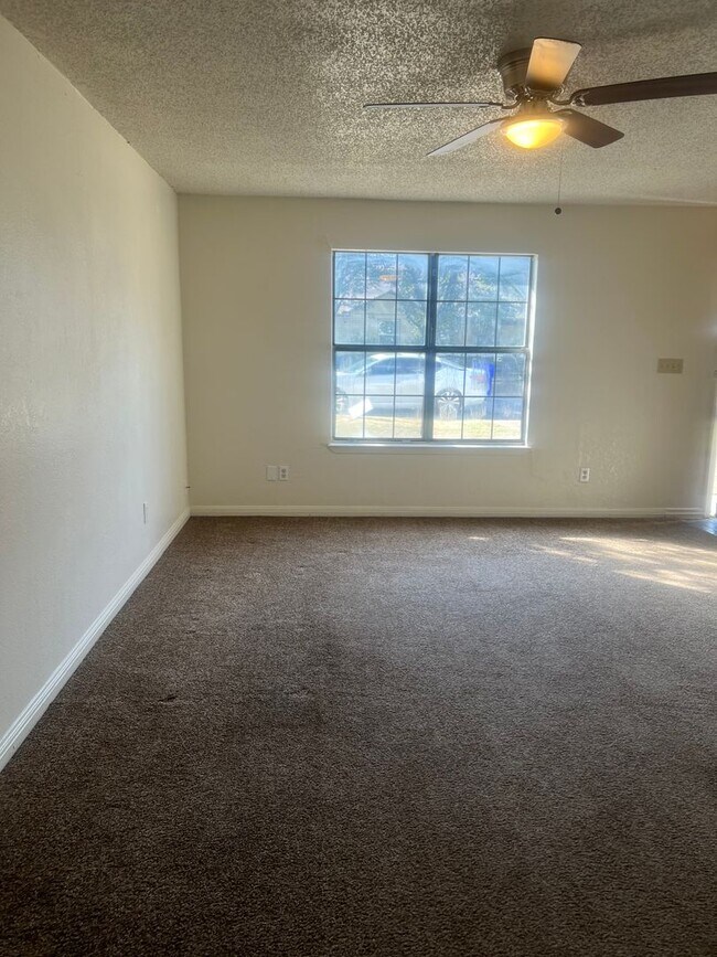 Building Photo - 2 Bed/ 1.5 Bath Townhouse