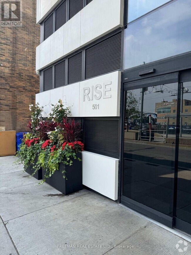 Building Photo - 501-501 St Clair Ave W