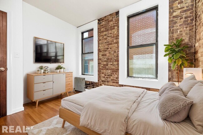 Building Photo - 303 Broome St