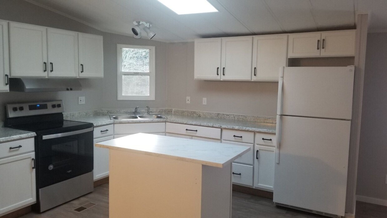 Foto del edificio - Three bedroom two bath home located on ove...